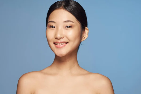 Молода Азіатська Жінка Посміхається Синьому Фоні — стокове фото