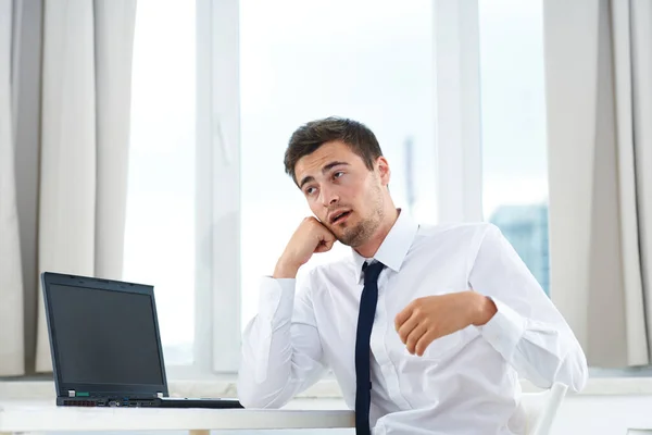 Jovem Cansado Bonito Empresário Trabalhando Escritório Com Laptop — Fotografia de Stock