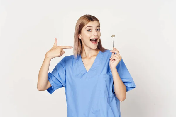 Jeune Infirmière Pointant Outil Miroir Dentaire — Photo
