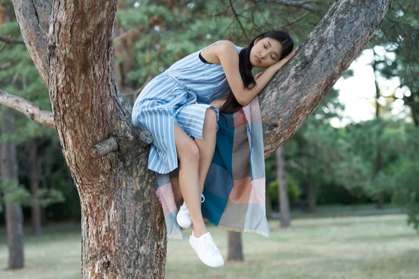Genç Asyalı Kadın Parkta Dinleniyor — Stok fotoğraf