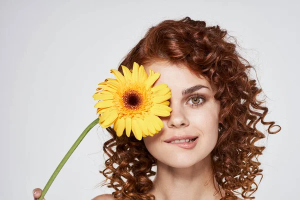 Jovem Com Flor Posando Estúdio — Fotografia de Stock