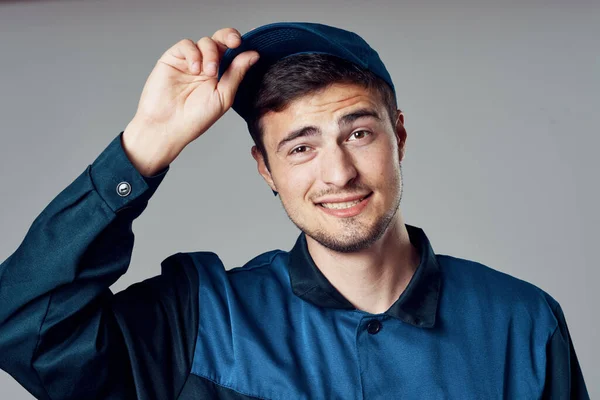 Trabalhador Jovem Uniforme Fundo Cinzento — Fotografia de Stock