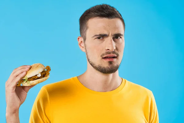 Joven Hombre Guapo Con Hamburguesa Estudio — Foto de Stock