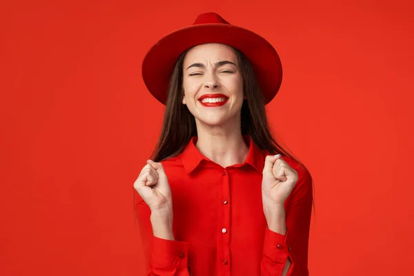 Tiro Estúdio Jovem Bela Mulher Feliz Vermelho Isolado Fundo Vermelho — Fotografia de Stock