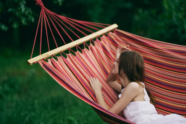 Ung Vacker Kvinna Avkopplande Hängmatta — Stockfoto