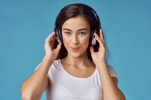 Mujer Joven Con Auriculares Escuchando Música —  Fotos de Stock