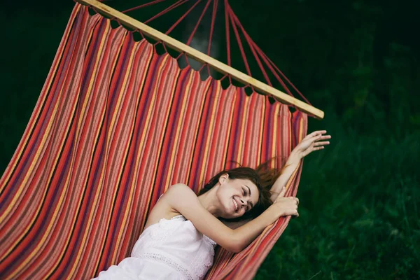 Jovem Bela Mulher Relaxante Rede — Fotografia de Stock