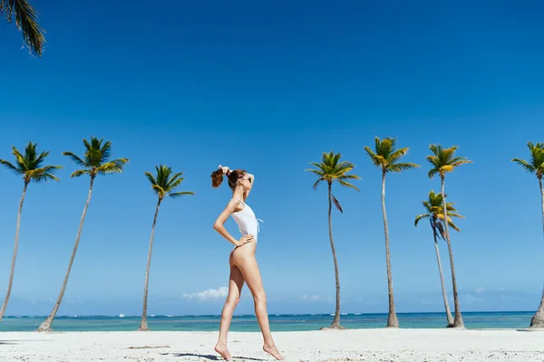 Junge Schöne Frau Posiert Strand — Stockfoto