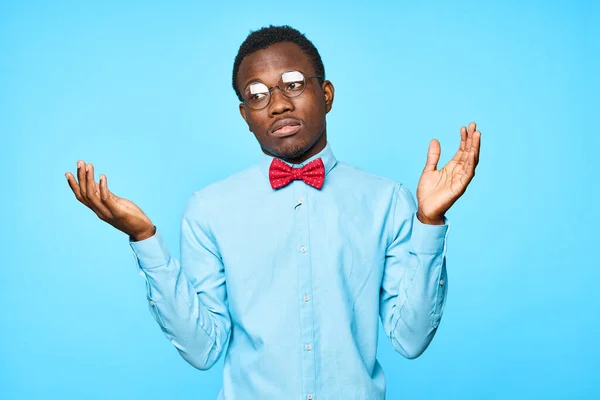 Genç Afrikalı Adam Mavi Arka Planda Yapacağını Bilmiyor — Stok fotoğraf