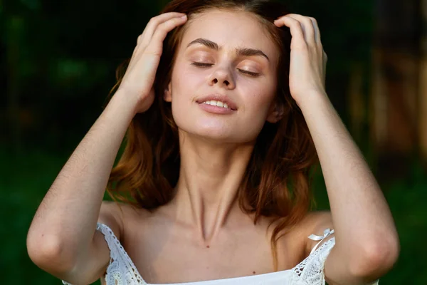 Junge Schöne Frau Posiert Sommergarten — Stockfoto