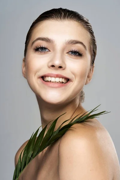 Jovem Modelo Bonito Posando Com Folha Estúdio — Fotografia de Stock