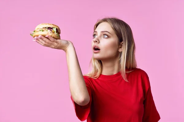 Bonito Loira Menina Comer Hambúrguer Estúdio — Fotografia de Stock