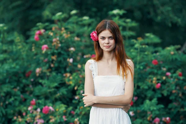 Νεαρή Γυναίκα Τριαντάφυλλο Στον Κήπο — Φωτογραφία Αρχείου