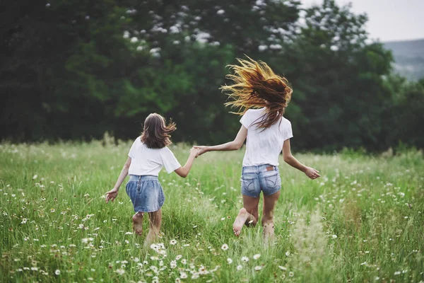 Jonge Moeder Haar Dochter Hebben Plezier Kamille Veld — Stockfoto