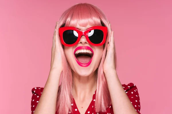Joven Hermosa Mujer Rosa Peluca Gafas Sol Posando Estudio —  Fotos de Stock