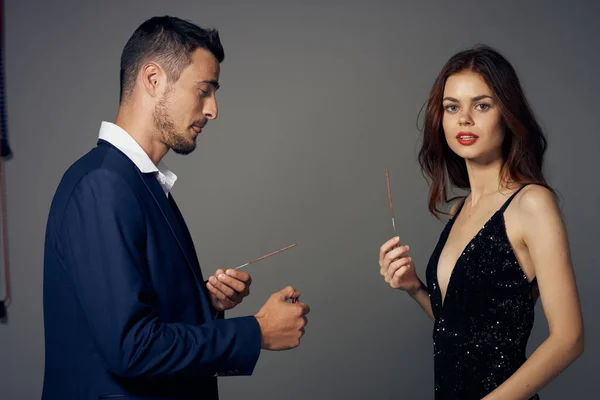 Retrato Jovem Casal Bonito Comemorando Novo Ano Com Sparklers — Fotografia de Stock