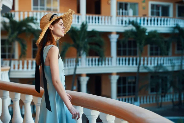Mujer Joven Con Sombrero Paja Resort Tropical — Foto de Stock