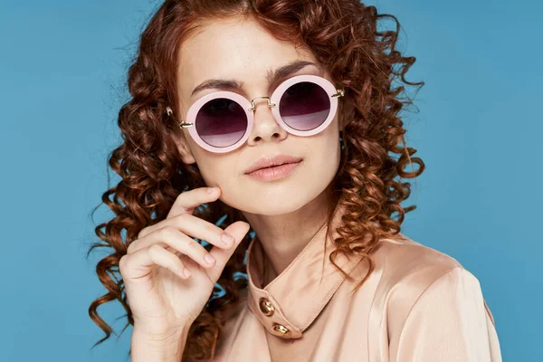 Ung Vacker Kvinna Bär Solglasögon — Stockfoto