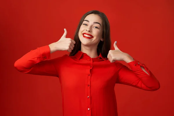 Tiro Estúdio Jovem Mulher Bonita Vermelho Gesto Polegares Para Cima — Fotografia de Stock