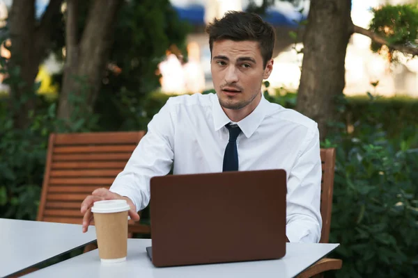 Joven Hombre Negocios Guapo Sentado Cafetería Con Ordenador Portátil Café — Foto de Stock