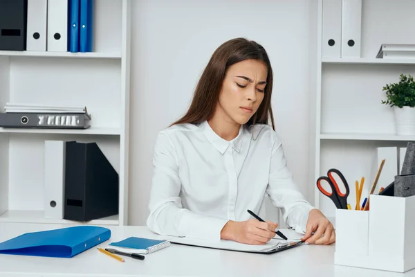 Jong Mooi Zakenvrouw Zitten Aan Bureau Het Kantoor — Stockfoto