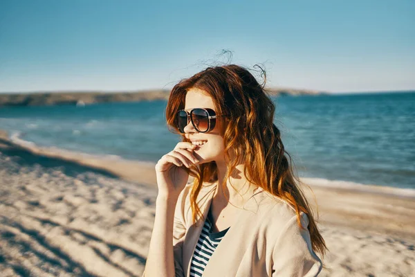 Młoda Piękna Kobieta Okularach Słonecznych Plaży — Zdjęcie stockowe