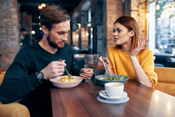 Jovem Lindo Casal Relaxante Café — Fotografia de Stock