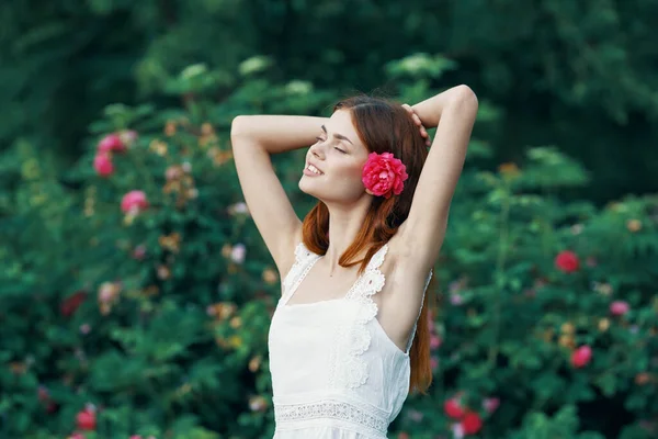 Jeune Femme Avec Fleur Rose Dans Jardin — Photo