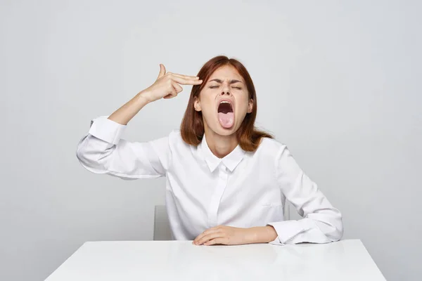 Young Beautiful Businesswoman Sitting Office Showing Kill Gesture — Stock Photo, Image