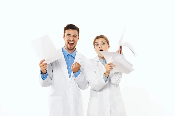 Junge Ärztin Und Krankenschwester Mit Dokumenten Studio Isolierter Hintergrund — Stockfoto