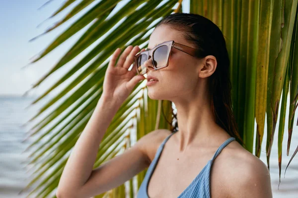 Young Woman Sunglasses Beach — Stock Photo, Image