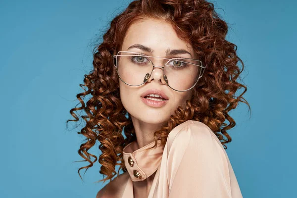 Joven Hermosa Mujer Usando Gafas — Foto de Stock