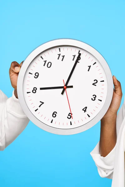 Pareja Celebración Con Reloj Estudio Sobre Fondo Azul —  Fotos de Stock