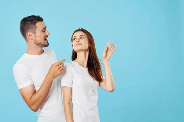 Young Beautiful Couple Posing Studio Isolated Background — Zdjęcie stockowe