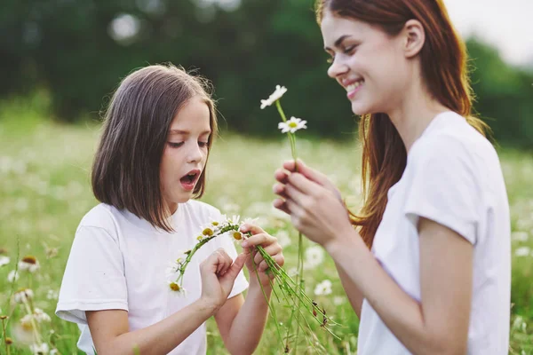 Young Mother Her Daughter Having Fun Camomile Field — Stock Photo, Image