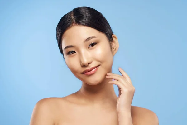 Grabado Estudio Joven Mujer Asiática Posando Azul — Foto de Stock