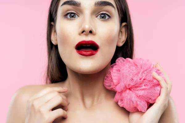 Hudvård Och Skönhet Porträtt Ung Vacker Kvinna Med Tvättlapp Rosa — Stockfoto