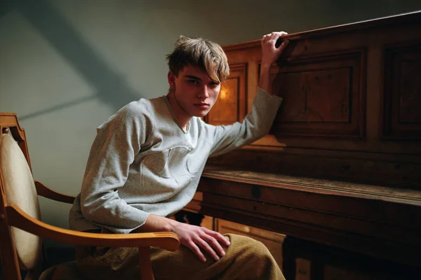 Fiatal Zeneszerző Zongora Sötét Szobában — Stock Fotó