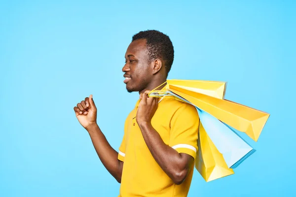 Jovem Homem Africano Com Sacos Compras Estúdio — Fotografia de Stock