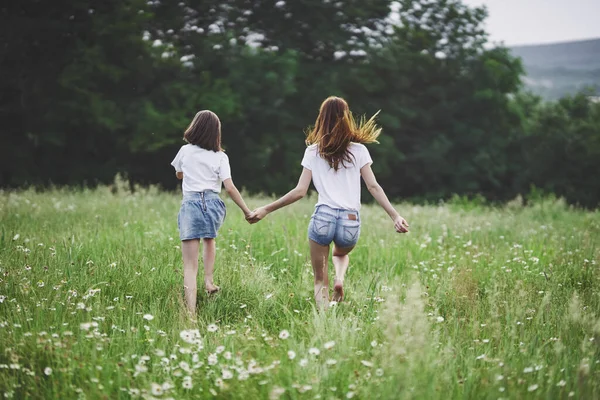 Giovane Madre Sua Figlia Divertirsi Sul Campo Camomilla — Foto Stock