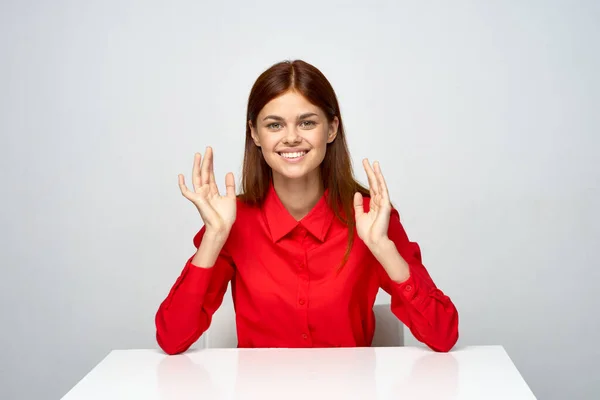 Jovem Saiu Empresária Sentada Mesa Escritório — Fotografia de Stock