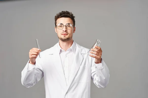 Prise Vue Jeune Médecin Lunettes Avec Éprouvettes — Photo