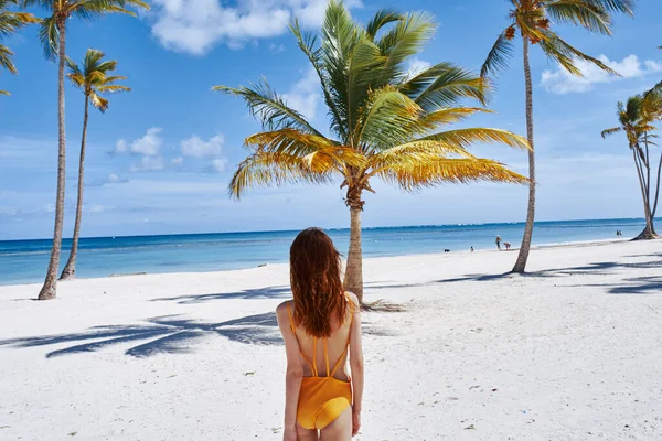 Junge Schöne Frau Entspannt Sich Strand — Stockfoto
