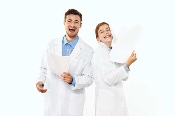 Junge Ärztin Und Krankenschwester Mit Papieren Studio Isolierter Hintergrund — Stockfoto