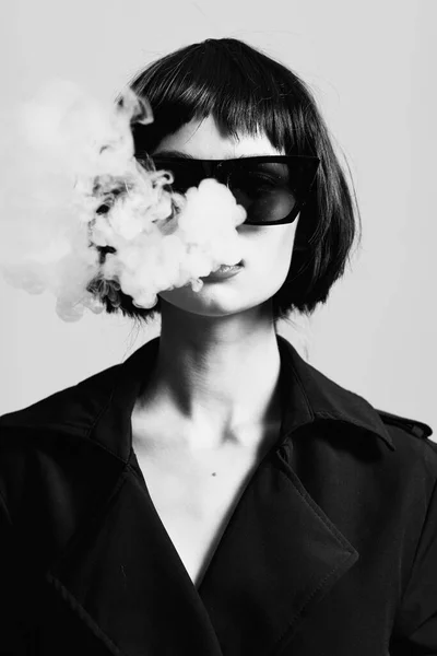 スタジオでのサングラス喫煙の若い美しい女性 ファッション写真 — ストック写真