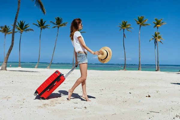 Mujer Joven Con Maleta Roja Playa —  Fotos de Stock