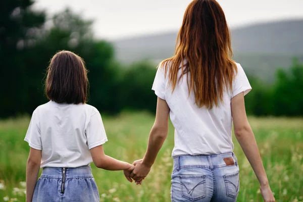 Jovem Mãe Sua Filha Divertindo Campo Camomila — Fotografia de Stock