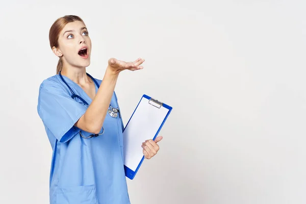 Grabado Estudio Mujer Joven Médico Con Documento Sorprende Fondo Aislado —  Fotos de Stock