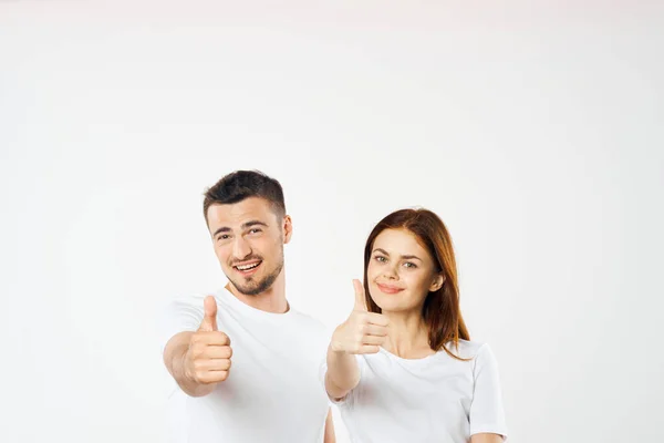 Jovem Casal Estúdio Com Polegares Para Cima Fundo Isolado — Fotografia de Stock