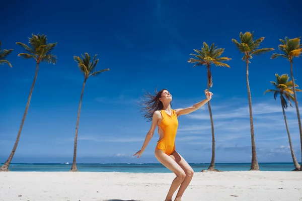 สาวสวย อนคลายบนชายหาด — ภาพถ่ายสต็อก